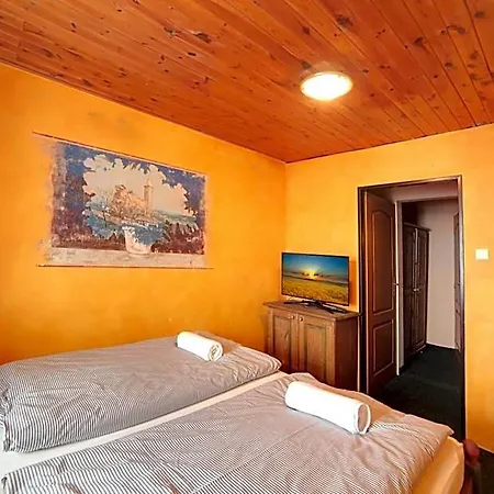 Plesivec Otel